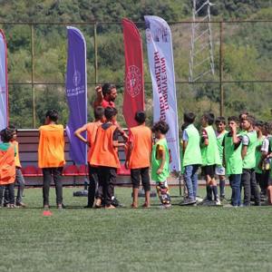 Mevsimlik Tarım İşçilerinin Çocukları Antrenörler Eşliğinde Futbol Maçı Yapmıştır. - fotoğraf 4