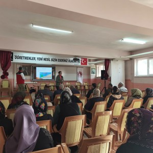 "Değerlerin Edinilmesinde Ailenin Rolü ve Bilinçli İnternet Kullanımı ve Bağımlılık ile Mücadele Farkındalığı" Konularında Eğitimler Verildi - fotoğraf 1
