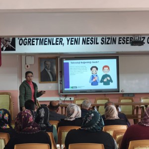 "Değerlerin Edinilmesinde Ailenin Rolü ve Bilinçli İnternet Kullanımı ve Bağımlılık ile Mücadele Farkındalığı" Konularında Eğitimler Verildi - fotoğraf 4