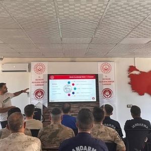 Kilis İl Jandarma Personeline "2025 Aile Yılı" Sunumu Gerçekleştirildi.   - fotoğraf 1