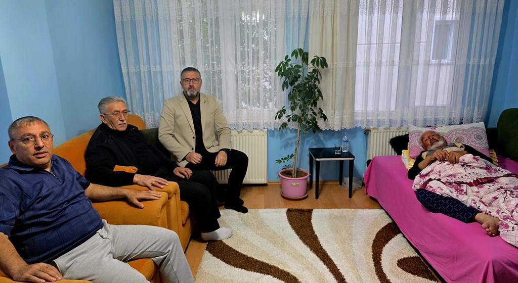 İl Müdür Yardımcımız Fatih Deveci, şehidimiz Ecevit Yılmaz’ın babası Süleyman Yılmaz’ı geçirdiği trafik kazası sonrası evinde ziyaret etti.