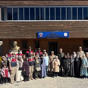 İl Müdürümüz Emre ÇALĞAN ve Huzur Konağı sakinlerimiz, Kilis İl Jandarma Komutanlığını Ziyarette Bulunduk. - fotoğraf 1