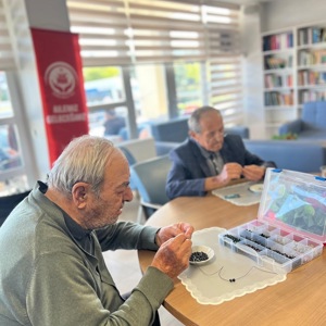Fatsa Huzurevi’nde Kuyumculuk Atölyesinde Doğaltaş Tesbihler Üretildi - fotoğraf 11