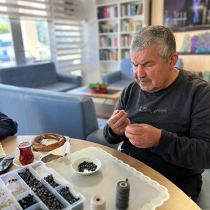 Fatsa Huzurevi’nde Kuyumculuk Atölyesinde Doğaltaş Tesbihler Üretildi - fotoğraf 8