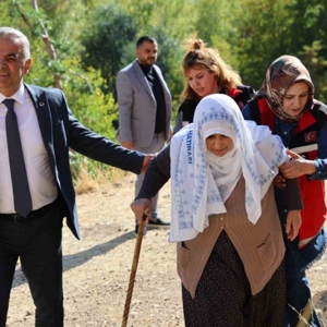 "Bugünden Geçmişe Yolculuk Projesi" ile bu yıl Huzurevi sakinlerimizden Saadet Teyzemizi Tunceli ili Pertek ilçesindeki evine götürdük. - fotoğraf 2