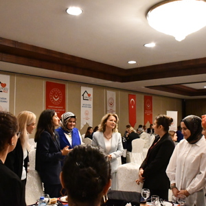 Valimiz Hulusi ŞAHİN’in eşi Gönül Elçimiz Ebru ŞAHİN Hanımefendinin katılımıyla Gönül Elçileri ile Koruyucu Aile farkındalık toplantısı yapıldı - fotoğraf 12