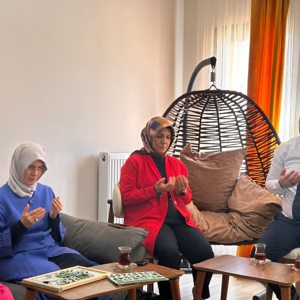 Neslihan Çeber Hanımefendi Nurdağı’ndaki Şehit Ailelerini Ziyaret Etti - fotoğraf 2