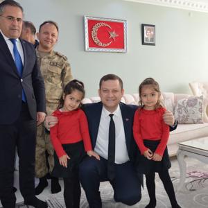 Tatvan Kaymakamımız Sayın Yiğit Yaşar Demirer ve İl Müdürümüz Vefa Akdoğan, Şehidimiz İzzettin Baldır’ın ailesini ziyaret ettiler - fotoğraf 1