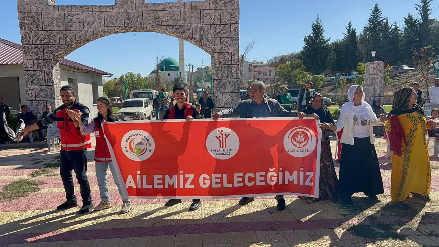 Roman Vatandaşların Düğün Merasiminde "Ailemiz Geleceğimiz" Pankartımızı Açtık - fotoğraf 2