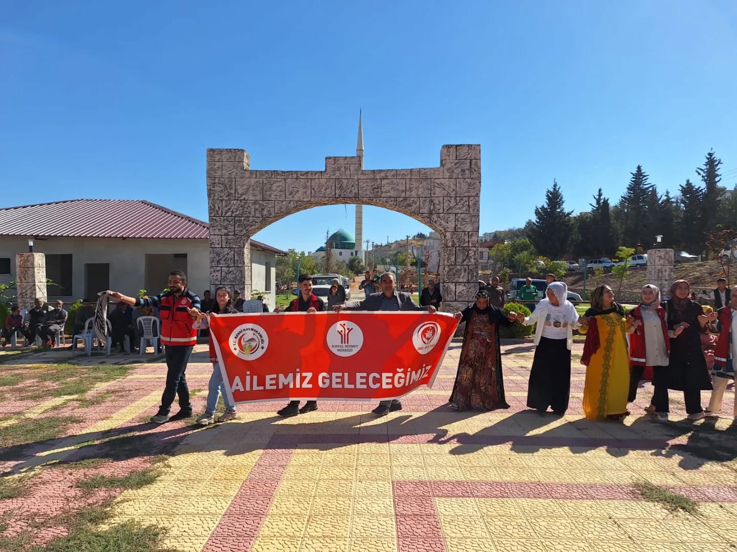 Roman Vatandaşların Düğün Merasiminde "Ailemiz Geleceğimiz" Pankartımızı Açtık - fotoğraf 1