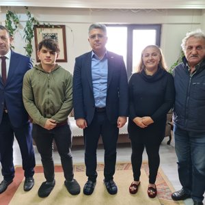 İl Müdürümüz Özgür Kırmızıtaş, 17 yıl önce koruyucu aile olmuş Özkan Ailesini ziyaret etti. - fotoğraf 1
