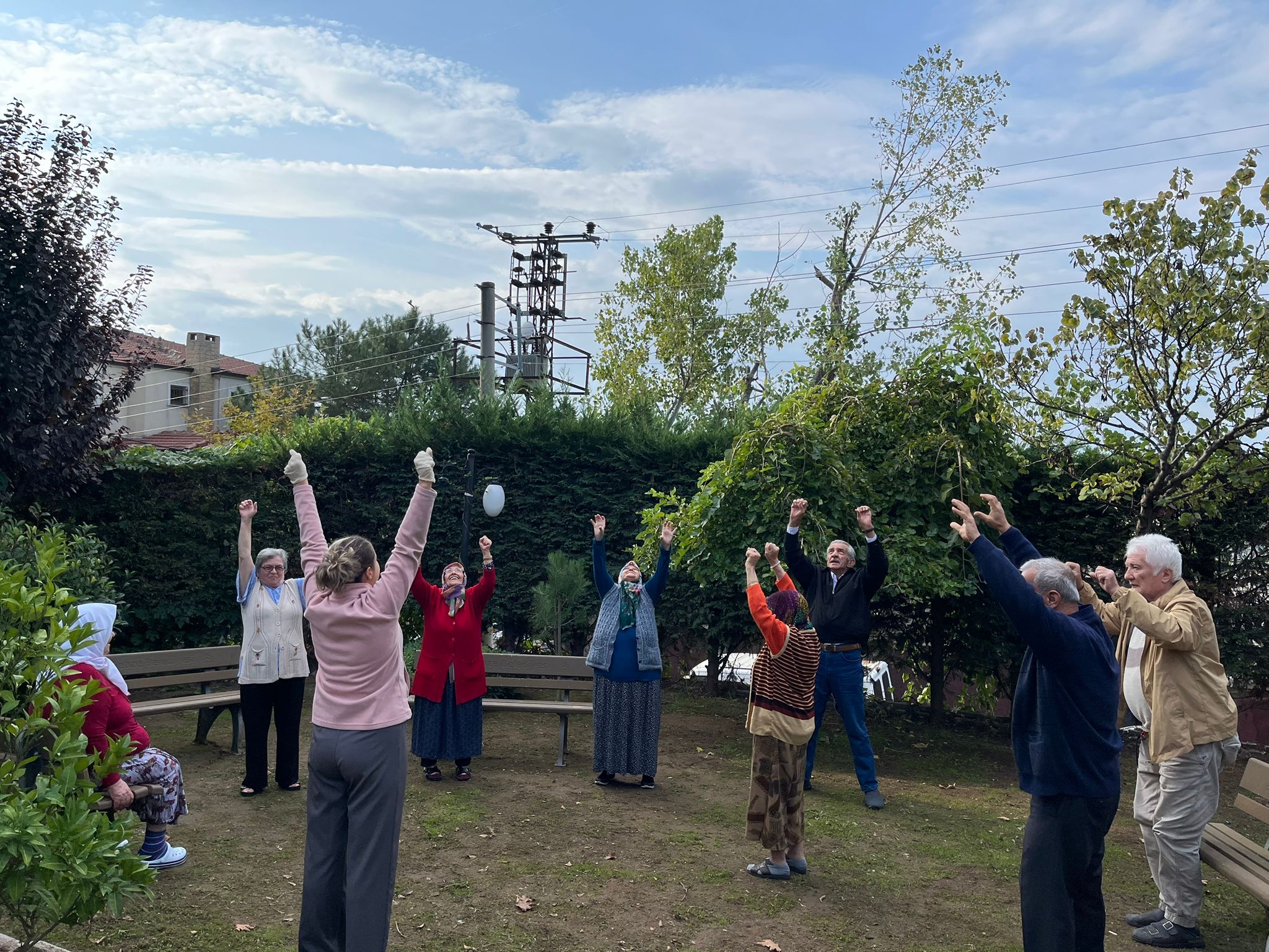 Bugün Gebze Huzurevi olarak sakinlerimizle birlikte keyifli bir egzersiz etkinliği gerçekleştirdik.