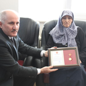 Hayırsever Huzurevi Sakinimize Altın Madalya ve Beratı Verildi - fotoğraf 2