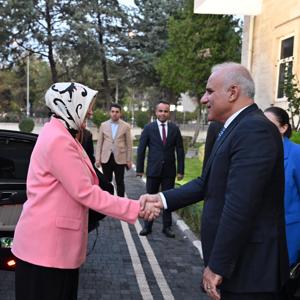  2025 Aile Yılı Kapsamında  “Değerlerimizle Aile Olmak” Konferansı Gerçekleştirildi - fotoğraf 9