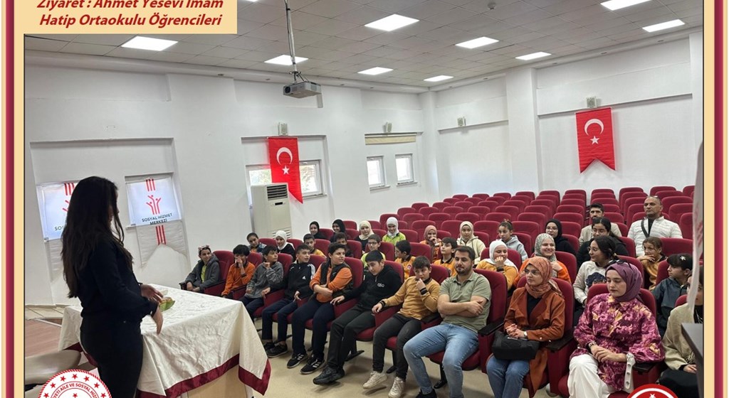 Ahmet Yesevi İmam Hatip Ortaokulu öğrencileri ve öğretmenleri, Sosyal Hizmet Merkezimizi ziyaret etti.
