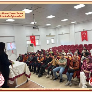 Ahmet Yesevi İmam Hatip Ortaokulu öğrencileri ve öğretmenleri, Sosyal Hizmet Merkezimizi ziyaret etti. - fotoğraf 1
