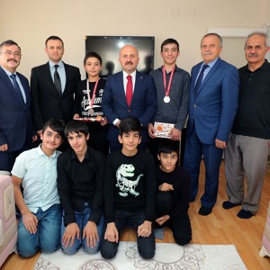 Valimiz Dr. Osman Varol, İl Genelinde Düzenlenen Satranç Turnuvasında Büyük Başarı Gösteren Çocuklarımızı Ödüllendirdi - fotoğraf 1