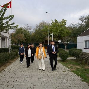 Ulusal Yardım ve Eğitim Vakfı Genel Başkanı Sn. Arzu ERDEM, İl Müdürümüz Sn. Ömer TURAN Eşliğinde Bağlı Kuruluşumuz Yeşilköy Çocuk Evleri Sitesi Müdürlüğü’ne Ziyarette Bulunmuştur - fotoğraf 1