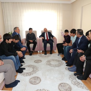 Valimiz Dr. Osman Varol, İl Genelinde Düzenlenen Satranç Turnuvasında Büyük Başarı Gösteren Çocuklarımızı Ödüllendirdi - fotoğraf 3