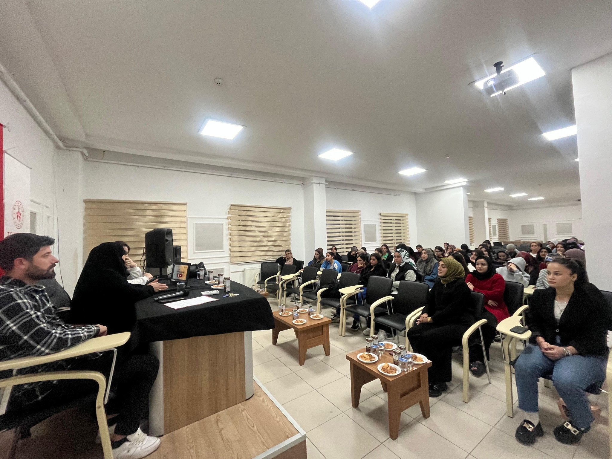 VATAN VE KAHRAMANLIK BULUŞMALARI  Şehidimizin kıymetli eşiyle bir araya gelerek bu vatanın bedelinin ne kadar ağır olduğunu bir kez daha hissettik. Bir şehit eşi; sabrın, onurun ve vatan sevgisinin sessiz duasıdır. Rabbim tüm şehitlerimize rahmet eylesin.