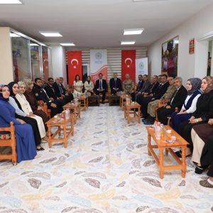 Valimiz Sayın Ahmet Karakaya, eşi Özlem Karakaya Hanımefendi ve beraberlerindeki heyet ile birlikte Mutki Aile Destek Merkezi’ni (ADEM) ziyaret etti - fotoğraf 5