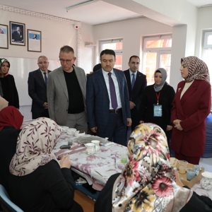 Valimiz Sayın Musa Işın ve İl Müdürümüz Sayın Ülkü Uslu Tavşanlı Aile Destek Merkezi’ni Ziyaret Etti - fotoğraf 2