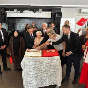 İzmirlioğlu Huzurevi ve Erdemir Mühendisler Derneği işbirliğinde Cumhuriyetimizin 102. Yılı Kutlanmıştır. - fotoğraf 3