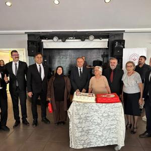 İzmirlioğlu Huzurevi ve Erdemir Mühendisler Derneği işbirliğinde Cumhuriyetimizin 102. Yılı Kutlanmıştır. - fotoğraf 4