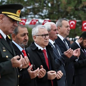 Cumhuriyetimizin 102. Yıl Dönümünde Aziz Şehitlerimiz Dualarla Anıldı - fotoğraf 1
