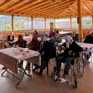 🎬 Geçmişin Sıcaklığı Bugüne Taşındı, İnebolu Huzurevimizde Yeşilçam Buluşması 🕰️ - fotoğraf 3