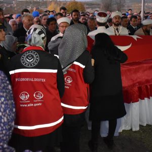 Kahraman Şehitlerimizi Milletçe Hüzün ve Minnetle Uğurladık - fotoğraf 11