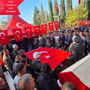 Kahraman Mehmetçiğimiz Hava Ulaştırma Uzman Çavuş Emre Sayın, Başçeşme Şehitliğinde Düzenlenen Törenle Son Yolculuğuna Uğurlandı - fotoğraf 1