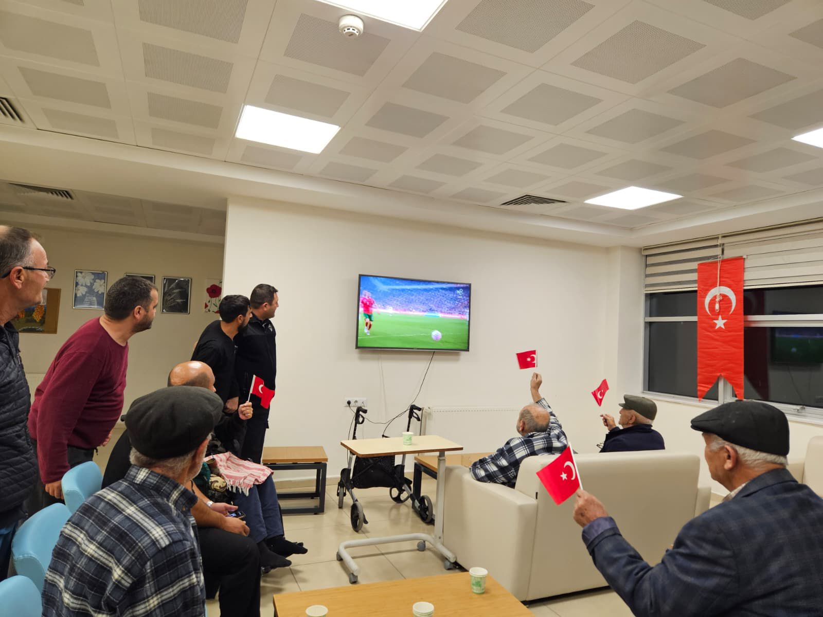 Emirdağ Fazlı–Macide Halaç Yaşlı Bakım ve Rehabilitasyon Merkezinde Milli Maç Heyecanı