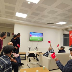 Emirdağ Fazlı–Macide Halaç Yaşlı Bakım ve Rehabilitasyon Merkezinde Milli Maç Heyecanı - fotoğraf 1