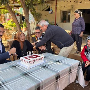 Cumhuriyet Coşkusunun Ardından 105 Yaşındaki Fatma Tıraş Teyzemize Anlamlı Ziyaret - fotoğraf 2