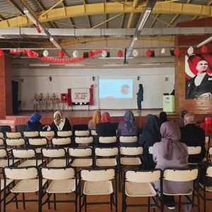 Derince'de "2025 Aile Yılı Söyleşileri" Kapsamında Aileler Bilgilendirildi: Çocuklarda Mahremiyet Bilinci Ele Alındı! - fotoğraf 1