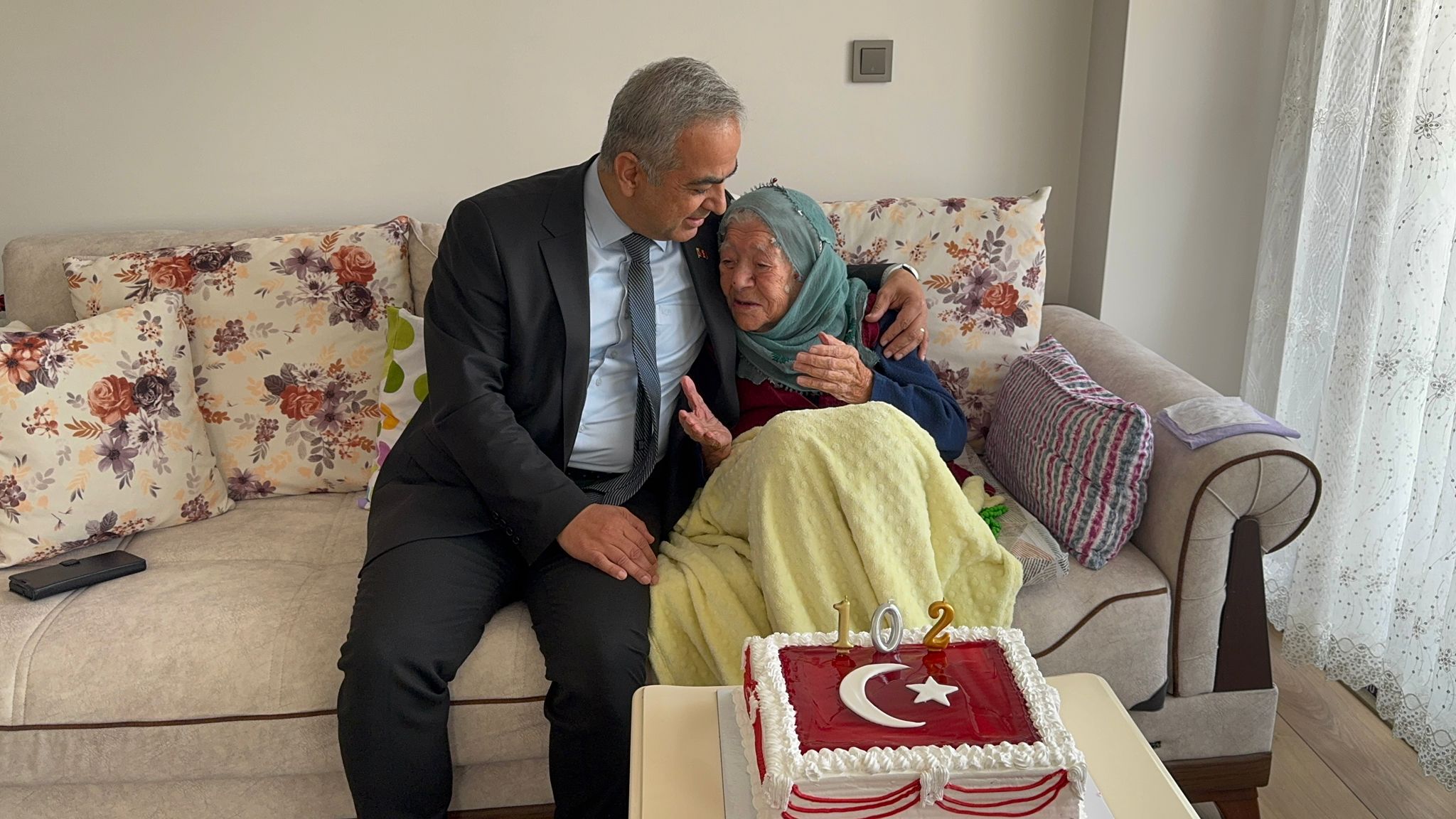 Elazığ Aile ve Sosyal Hizmetler İl Müdürümüz Ömer Faruk ERGÜN ve beraberinde ki kurum personelimiz Cumhuriyet'in 102'nci yılı dolayısı ile Nazife teyzemizi ziyarette bulundu.