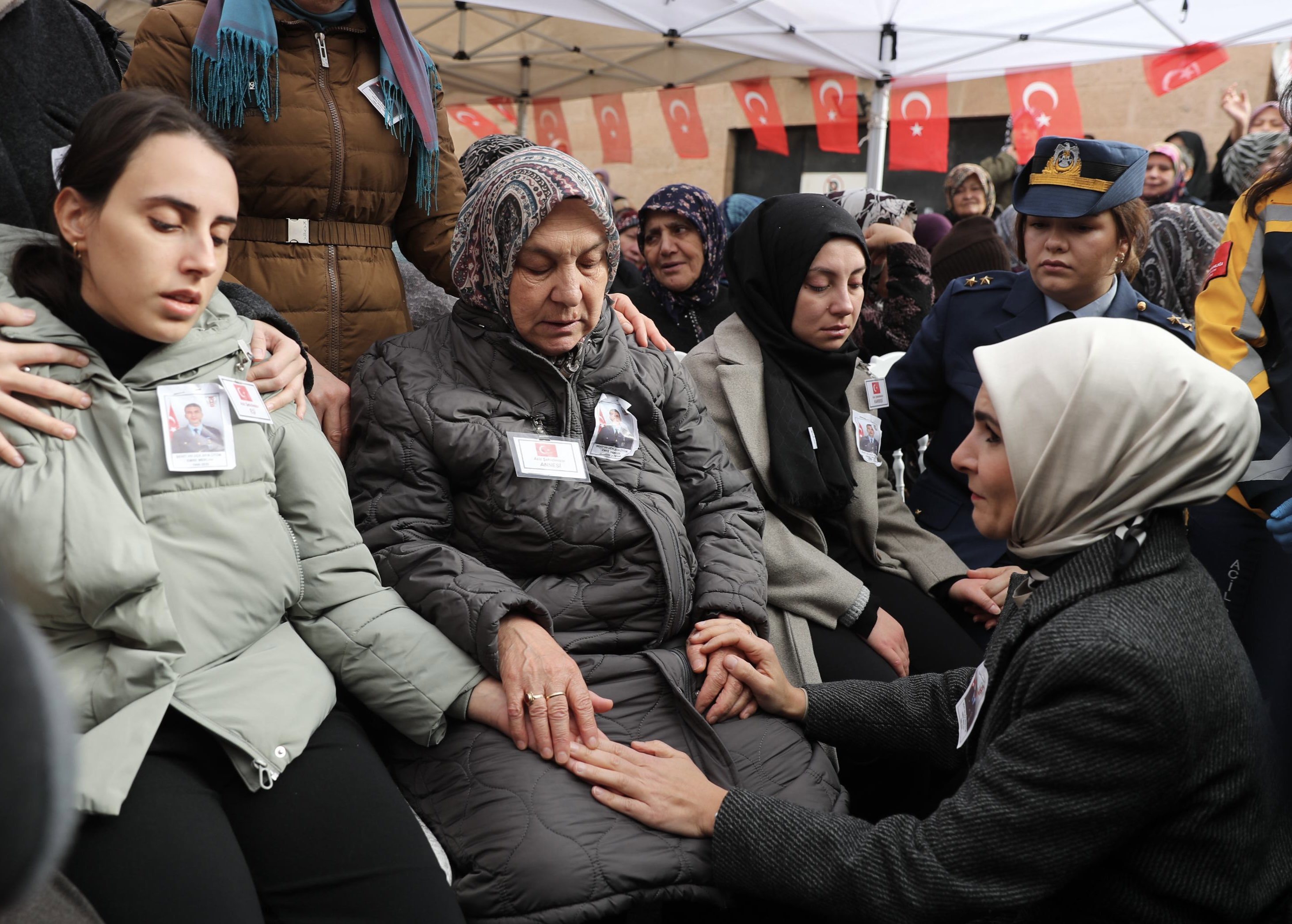 Bakanımız Sayın Mahinur Özdemir Göktaş, Şehidimiz Hava Uçak Bakım Üsteğmen Emre Mercan’ın Cenaze Törenine Katıldı - fotoğraf 3