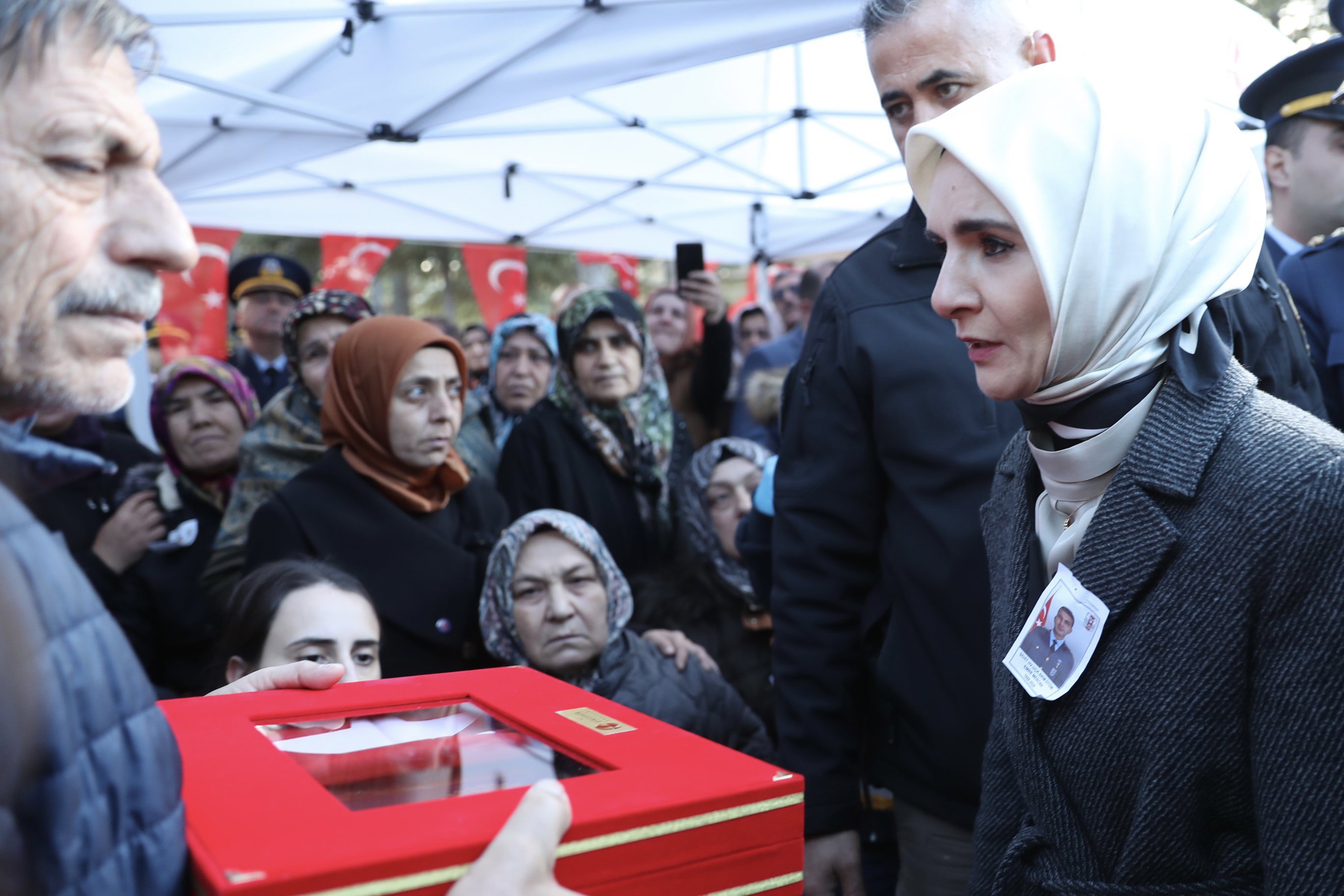 Bakanımız Sayın Mahinur Özdemir Göktaş, Şehidimiz Hava Uçak Bakım Üsteğmen Emre Mercan’ın Cenaze Törenine Katıldı - fotoğraf 1