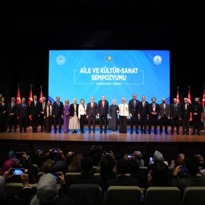 Cumhurbaşkanı Erdoğan ve Aile ve Sosyal Hizmetler Bakanımız Göktaş, “Aile ve Kültür-Sanat Sempozyumu“ kapanış oturumuna katıldı - fotoğraf 1