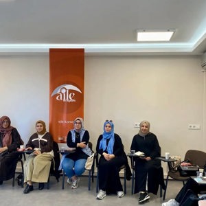 “Laf Arası” Eğitim Programında Ailenin Değerlerin Kazanılmasındaki Rolü Ele Alındı - fotoğraf 1