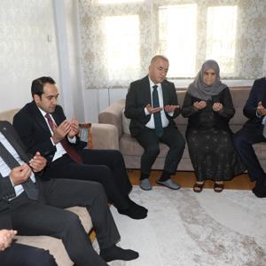 İl Müdürümüz Ömer Faruk ERGÜN ile Şehidimizin kıymetli ailesinin hanesine  gerçekleştirilen  ziyarette, Valimiz Sayın Numan HATİPOĞLU eşlik etti. - fotoğraf 1