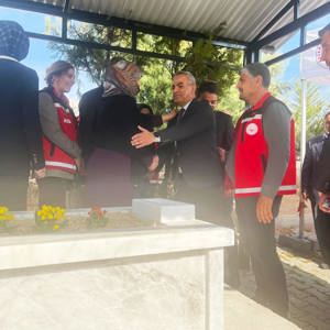 İl Müdürümüz Ömer Faruk ERGÜN ile Şehidimizin kıymetli ailesinin hanesine  gerçekleştirilen  ziyarette, Valimiz Sayın Numan HATİPOĞLU eşlik etti. - fotoğraf 4