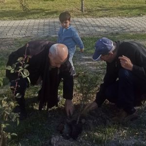 Sandıklı Hüseyin Develi Huzurevindeki Yaşlılarımız Çocuklar İçin Fidan Dikti - fotoğraf 2