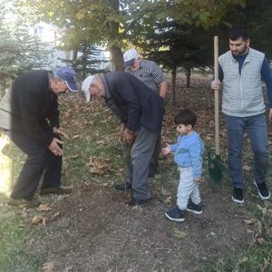 Sandıklı Hüseyin Develi Huzurevindeki Yaşlılarımız Çocuklar İçin Fidan Dikti - fotoğraf 1