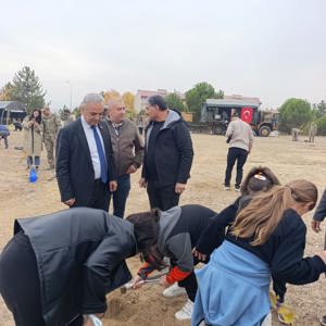 Elazığ 8. Kolordu Komutanlığı'nın 11 Kasım Milli Ağaçlandırma Günü kapsamında düzenlemiş oldukları fidan dikme etkinliğine İl Müdürümüz Ömer Faruk ERGÜN, kıymetli çocuklarımız ile birlikte katılım sağladı. - fotoğraf 3