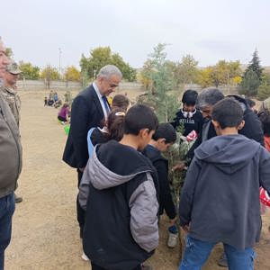 Elazığ 8. Kolordu Komutanlığı'nın 11 Kasım Milli Ağaçlandırma Günü kapsamında düzenlemiş oldukları fidan dikme etkinliğine İl Müdürümüz Ömer Faruk ERGÜN, kıymetli çocuklarımız ile birlikte katılım sağladı. - fotoğraf 2
