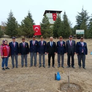 Elazığ 8. Kolordu Komutanlığı'nın 11 Kasım Milli Ağaçlandırma Günü kapsamında düzenlemiş oldukları fidan dikme etkinliğine İl Müdürümüz Ömer Faruk ERGÜN, kıymetli çocuklarımız ile birlikte katılım sağladı. - fotoğraf 4