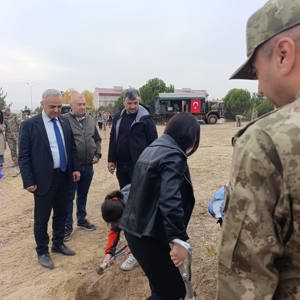 Elazığ 8. Kolordu Komutanlığı'nın 11 Kasım Milli Ağaçlandırma Günü kapsamında düzenlemiş oldukları fidan dikme etkinliğine İl Müdürümüz Ömer Faruk ERGÜN, kıymetli çocuklarımız ile birlikte katılım sağladı. - fotoğraf 7