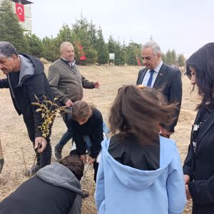 Elazığ 8. Kolordu Komutanlığı'nın 11 Kasım Milli Ağaçlandırma Günü kapsamında düzenlemiş oldukları fidan dikme etkinliğine İl Müdürümüz Ömer Faruk ERGÜN, kıymetli çocuklarımız ile birlikte katılım sağladı. - fotoğraf 8